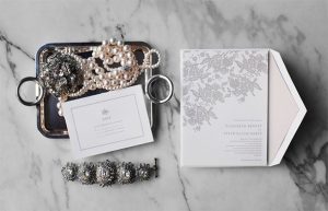3 preguntas a considerar al preparar tus invitaciones de boda